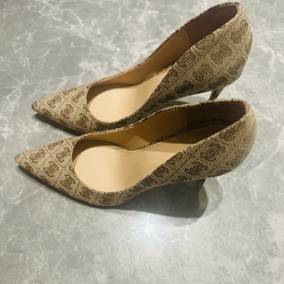 GUESS Heel To Toe Monogram Signature Neutral High Heels Women’s Shoes SZ 8 - Picture 5 of 9